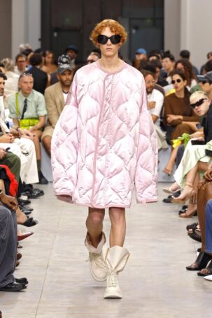 2/57 | JW Anderson Spring 2025 Menswear | Photo: NOWFASHION.com JW Anderson Spring 2025 Menswear | Photo: NOWFASHION.com