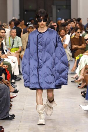 3/57 | JW Anderson Spring 2025 Menswear | Photo: NOWFASHION.com JW Anderson Spring 2025 Menswear | Photo: NOWFASHION.com