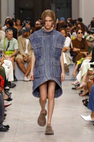 4/57 | JW Anderson Spring 2025 Menswear | Photo: NOWFASHION.com JW Anderson Spring 2025 Menswear | Photo: NOWFASHION.com