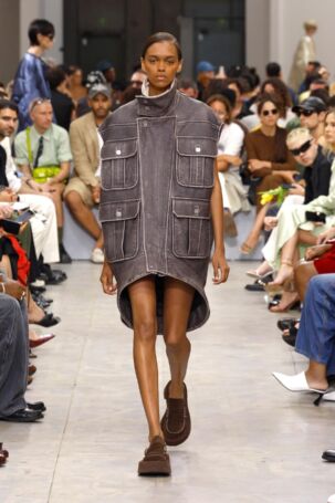 5/57 | JW Anderson Spring 2025 Menswear | Photo: NOWFASHION.com JW Anderson Spring 2025 Menswear | Photo: NOWFASHION.com