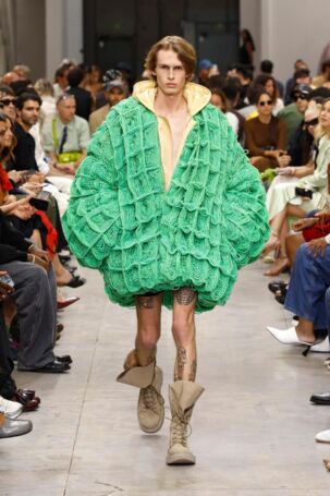 7/57 | JW Anderson Spring 2025 Menswear | Photo: NOWFASHION.com JW Anderson Spring 2025 Menswear | Photo: NOWFASHION.com