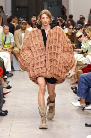 8/57 | JW Anderson Spring 2025 Menswear | Photo: NOWFASHION.com JW Anderson Spring 2025 Menswear | Photo: NOWFASHION.com