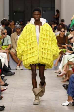 9/57 | JW Anderson Spring 2025 Menswear | Photo: NOWFASHION.com JW Anderson Spring 2025 Menswear | Photo: NOWFASHION.com