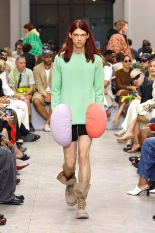 10/57 | JW Anderson Spring 2025 Menswear | Photo: NOWFASHION.com JW Anderson Spring 2025 Menswear | Photo: NOWFASHION.com