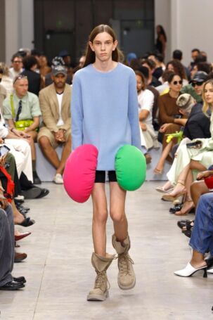 11/57 | JW Anderson Spring 2025 Menswear | Photo: NOWFASHION.com JW Anderson Spring 2025 Menswear | Photo: NOWFASHION.com