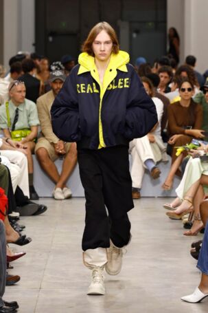 12/57 | JW Anderson Spring 2025 Menswear | Photo: NOWFASHION.com JW Anderson Spring 2025 Menswear | Photo: NOWFASHION.com