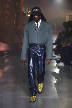 1/33 | Martine Rose Spring 2025 Menswear | Photo: NOWFASHION.com Martine Rose Spring 2025 Menswear | Photo: NOWFASHION.com