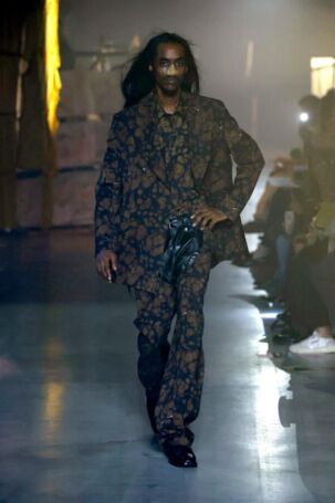 3/33 | Martine Rose Spring 2025 Menswear | Photo: NOWFASHION.com Martine Rose Spring 2025 Menswear | Photo: NOWFASHION.com