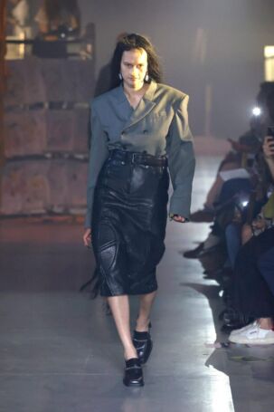 4/33 | Martine Rose Spring 2025 Menswear | Photo: NOWFASHION.com Martine Rose Spring 2025 Menswear | Photo: NOWFASHION.com