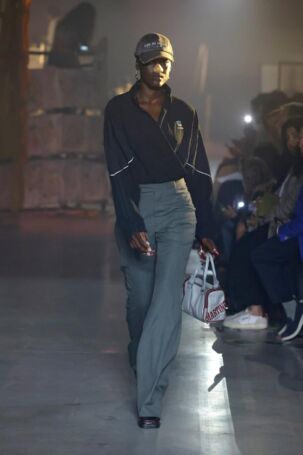 5/33 | Martine Rose Spring 2025 Menswear | Photo: NOWFASHION.com Martine Rose Spring 2025 Menswear | Photo: NOWFASHION.com