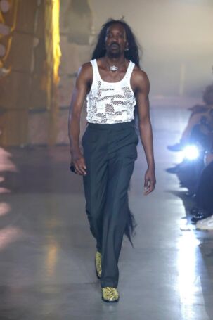 8/33 | Martine Rose Spring 2025 Menswear | Photo: NOWFASHION.com Martine Rose Spring 2025 Menswear | Photo: NOWFASHION.com