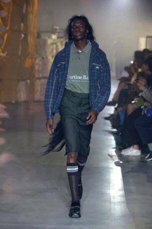 9/33 | Martine Rose Spring 2025 Menswear | Photo: NOWFASHION.com Martine Rose Spring 2025 Menswear | Photo: NOWFASHION.com