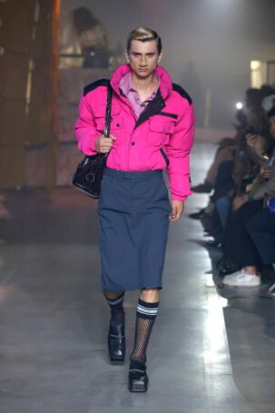 11/33 | Martine Rose Spring 2025 Menswear | Photo: NOWFASHION.com Martine Rose Spring 2025 Menswear | Photo: NOWFASHION.com