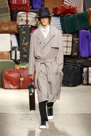 1/60 | Moschino Spring 2025 Menswear | Photo: NOWFASHION.com Moschino Spring 2025 Menswear | Photo: NOWFASHION.com