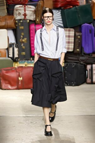 2/60 | Moschino Spring 2025 Menswear | Photo: NOWFASHION.com Moschino Spring 2025 Menswear | Photo: NOWFASHION.com