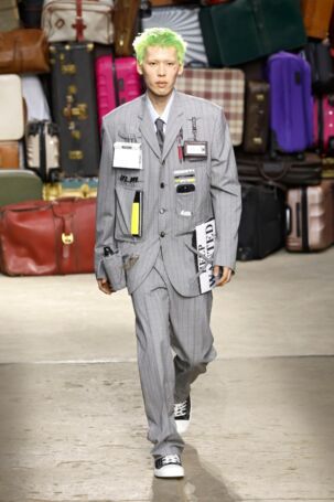 3/60 | Moschino Spring 2025 Menswear | Photo: NOWFASHION.com Moschino Spring 2025 Menswear | Photo: NOWFASHION.com