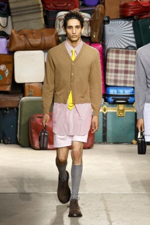 4/60 | Moschino Spring 2025 Menswear | Photo: NOWFASHION.com Moschino Spring 2025 Menswear | Photo: NOWFASHION.com