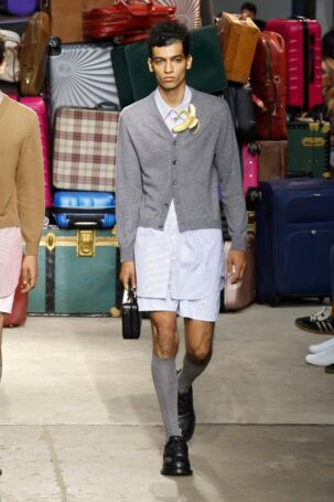 5/60 | Moschino Spring 2025 Menswear | Photo: NOWFASHION.com Moschino Spring 2025 Menswear | Photo: NOWFASHION.com