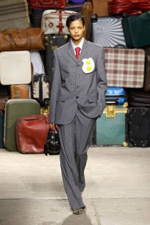 6/60 | Moschino Spring 2025 Menswear | Photo: NOWFASHION.com Moschino Spring 2025 Menswear | Photo: NOWFASHION.com