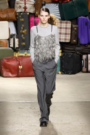 7/60 | Moschino Spring 2025 Menswear | Photo: NOWFASHION.com Moschino Spring 2025 Menswear | Photo: NOWFASHION.com