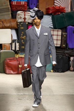 8/60 | Moschino Spring 2025 Menswear | Photo: NOWFASHION.com Moschino Spring 2025 Menswear | Photo: NOWFASHION.com