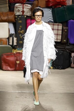 9/60 | Moschino Spring 2025 Menswear | Photo: NOWFASHION.com Moschino Spring 2025 Menswear | Photo: NOWFASHION.com
