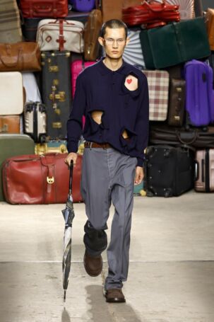 10/60 | Moschino Spring 2025 Menswear | Photo: NOWFASHION.com Moschino Spring 2025 Menswear | Photo: NOWFASHION.com