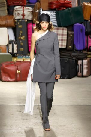 12/60 | Moschino Spring 2025 Menswear | Photo: NOWFASHION.com Moschino Spring 2025 Menswear | Photo: NOWFASHION.com
