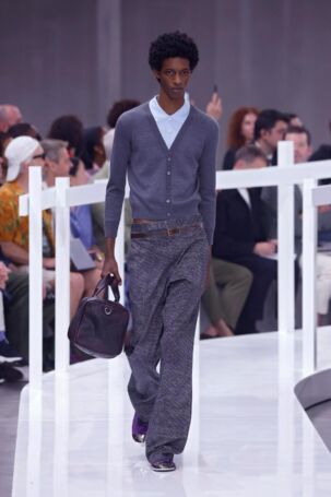 11/53 | Prada Spring 2025 Menswear | Photo: NOWFASHION.com Prada Spring 2025 Menswear | Photo: NOWFASHION.com