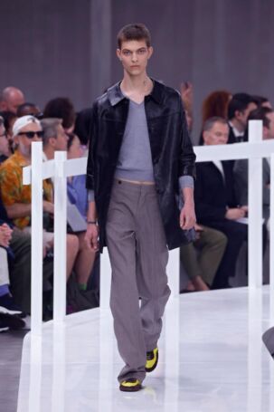 12/53 | Prada Spring 2025 Menswear | Photo: NOWFASHION.com Prada Spring 2025 Menswear | Photo: NOWFASHION.com