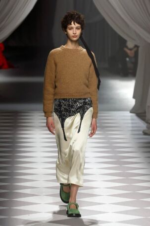 3/41 | Moschino Fall 2024 | Photo: NOWFASHION.com Moschino Fall 2024 | Photo: NOWFASHION.com