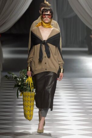 4/41 | Moschino Fall 2024 | Photo: NOWFASHION.com Moschino Fall 2024 | Photo: NOWFASHION.com