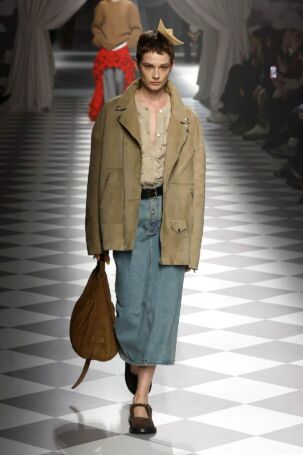 5/41 | Moschino Fall 2024 | Photo: NOWFASHION.com Moschino Fall 2024 | Photo: NOWFASHION.com