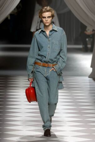 7/41 | Moschino Fall 2024 | Photo: NOWFASHION.com Moschino Fall 2024 | Photo: NOWFASHION.com