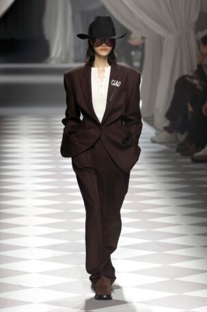 9/41 | Moschino Fall 2024 | Photo: NOWFASHION.com Moschino Fall 2024 | Photo: NOWFASHION.com