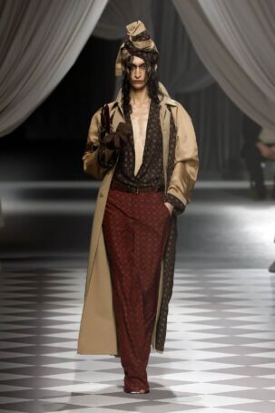 10/41 | Moschino Fall 2024 | Photo: NOWFASHION.com Moschino Fall 2024 | Photo: NOWFASHION.com
