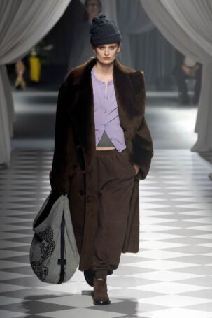 11/41 | Moschino Fall 2024 | Photo: NOWFASHION.com Moschino Fall 2024 | Photo: NOWFASHION.com