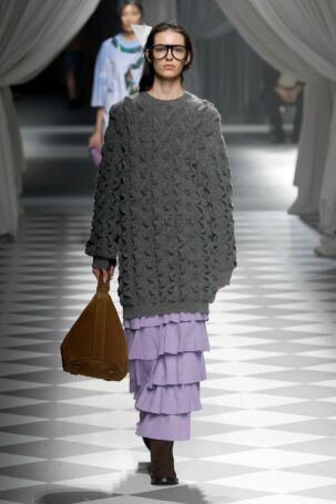 12/41 | Moschino Fall 2024 | Photo: NOWFASHION.com Moschino Fall 2024 | Photo: NOWFASHION.com