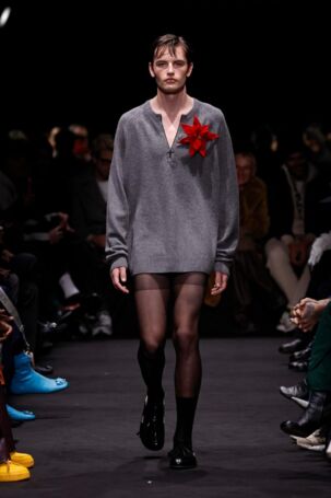 1/52 | JW Anderson Fall 2024 Menswear | Photo: NOWFASHION.com JW Anderson Fall 2024 Menswear | Photo: NOWFASHION.com