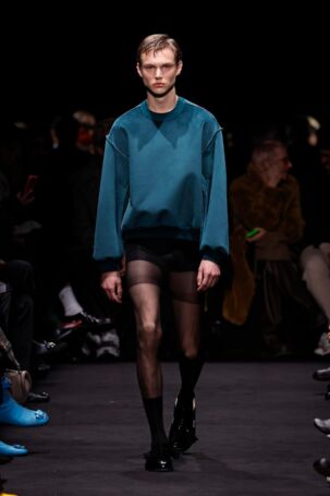2/52 | JW Anderson Fall 2024 Menswear | Photo: NOWFASHION.com JW Anderson Fall 2024 Menswear | Photo: NOWFASHION.com