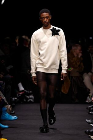 4/52 | JW Anderson Fall 2024 Menswear | Photo: NOWFASHION.com JW Anderson Fall 2024 Menswear | Photo: NOWFASHION.com