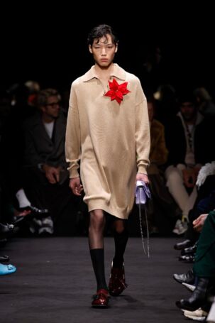 7/52 | JW Anderson Fall 2024 Menswear | Photo: NOWFASHION.com JW Anderson Fall 2024 Menswear | Photo: NOWFASHION.com