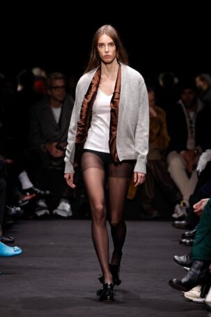 11/52 | JW Anderson Fall 2024 Menswear | Photo: NOWFASHION.com JW Anderson Fall 2024 Menswear | Photo: NOWFASHION.com