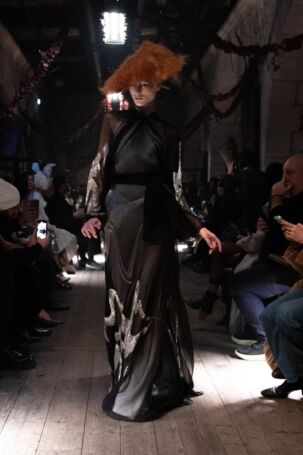 9/44 | Maison Margiela Spring 2024 Haute Couture | Photo: NOWFASHION.com Maison Margiela Spring 2024 Haute Couture | Photo: NOWFASHION.com