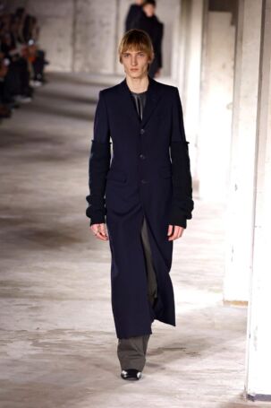 1/65 | Dries Van Noten Fall 2024 Menswear | Photo: NOWFASHION.com Dries Van Noten Fall 2024 Menswear | Photo: NOWFASHION.com