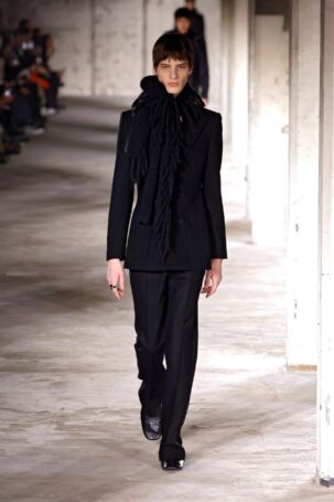 2/65 | Dries Van Noten Fall 2024 Menswear | Photo: NOWFASHION.com Dries Van Noten Fall 2024 Menswear | Photo: NOWFASHION.com