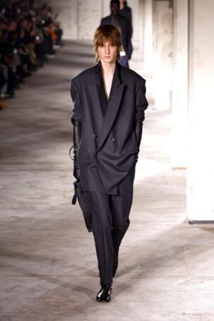 9/65 | Dries Van Noten Fall 2024 Menswear | Photo: NOWFASHION.com Dries Van Noten Fall 2024 Menswear | Photo: NOWFASHION.com
