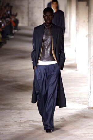10/65 | Dries Van Noten Fall 2024 Menswear | Photo: NOWFASHION.com Dries Van Noten Fall 2024 Menswear | Photo: NOWFASHION.com