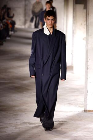 11/65 | Dries Van Noten Fall 2024 Menswear | Photo: NOWFASHION.com Dries Van Noten Fall 2024 Menswear | Photo: NOWFASHION.com