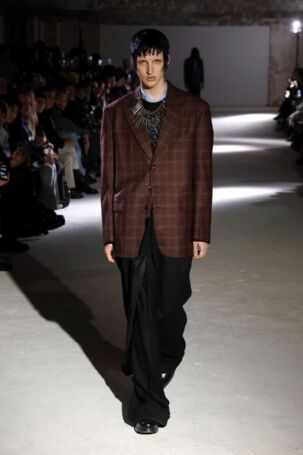 1/39 | Junya Watanabe Fall 2024 Menswear | Photo: NOWFASHION.com Junya Watanabe Fall 2024 Menswear | Photo: NOWFASHION.com